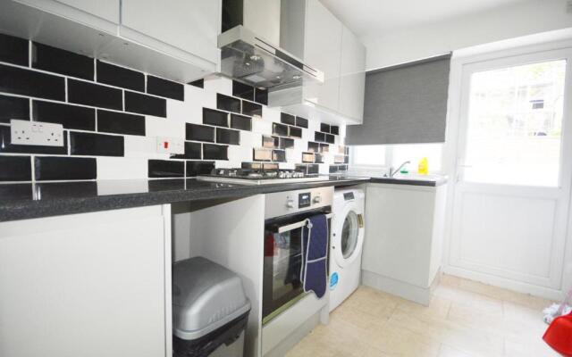 London Zone 2 Three Bedroom Apartment