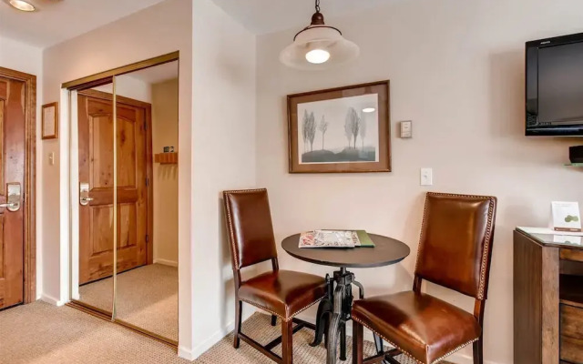Ski In, Ski Out Studio Condo in the Heart of Lionshead Village with Hot Tubs and Pool