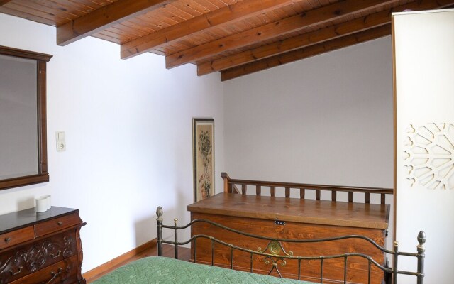 "sifakis Gorgeous Stone House"