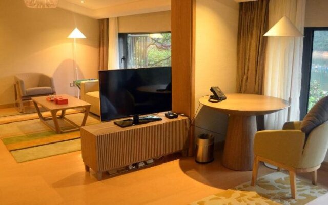 Warm Island Resort