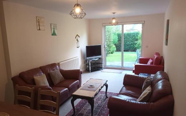Central Modern Apartment with Free Parking And Private Garden