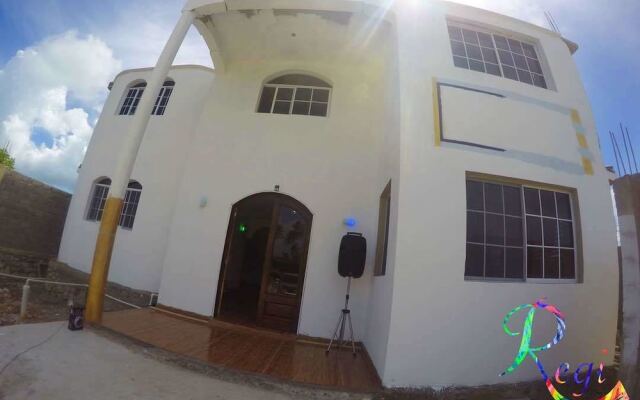 Regi Hotel & Bar