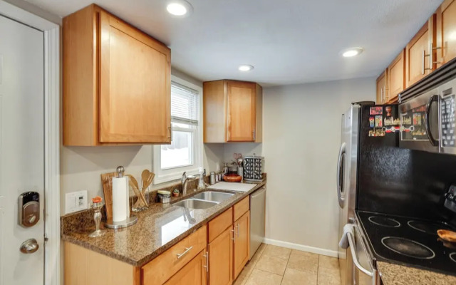 8 Mi to Downtown: Convenient Minneapolis Home