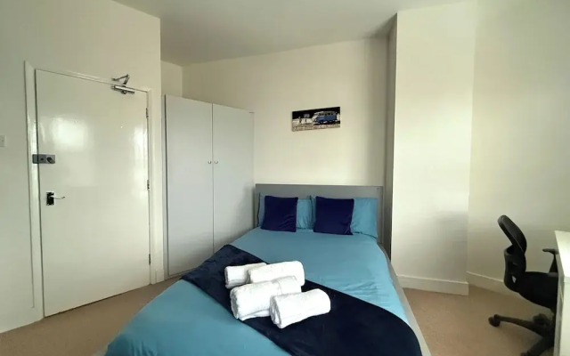 Spacious 6BR Property with Parking