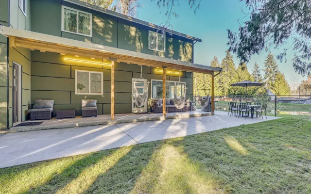 Waterfront Patio! Stylish Family Home in Everett