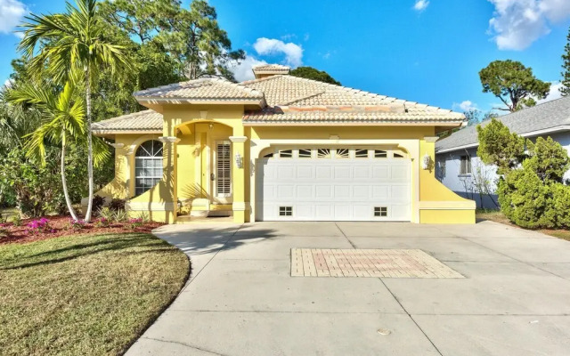 Tuscan Vacation Rental. Stylish 3-Bedroom Getaway Near Vanderbilt Beach Enjoy a Private Pool, Spacious Layout, and Modern Comforts Perfect for Families, Groups, and Pet-Friendly Stays