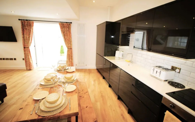 Berwick - Very High End - Sleeps 4 -By The Station