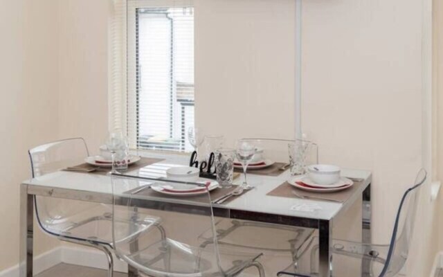 Homely Spaces Large 2-bed Apartment in Bedford