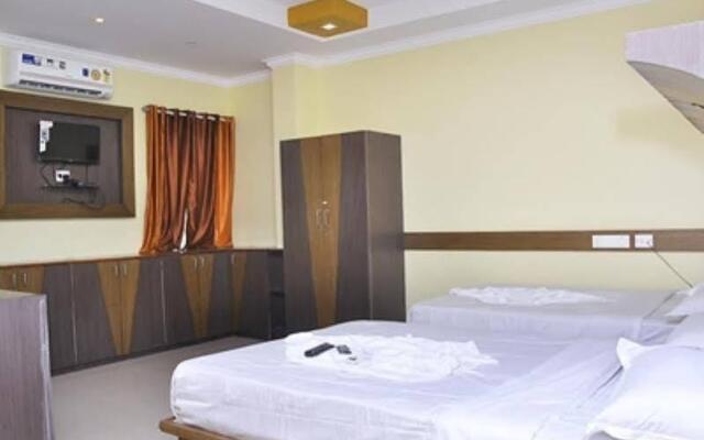 Oyo 436 Emirates Suites