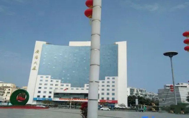 Yishang Hotel (Haiya Binfencheng Lingzhi Subway Station)