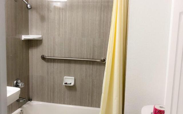 Casa Blanca Inn & Suites