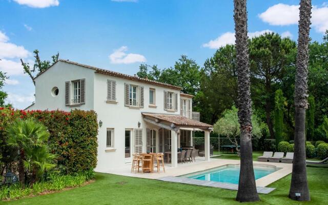 Plush Villa in Saint Tropez with Artistic Interiors & Pool