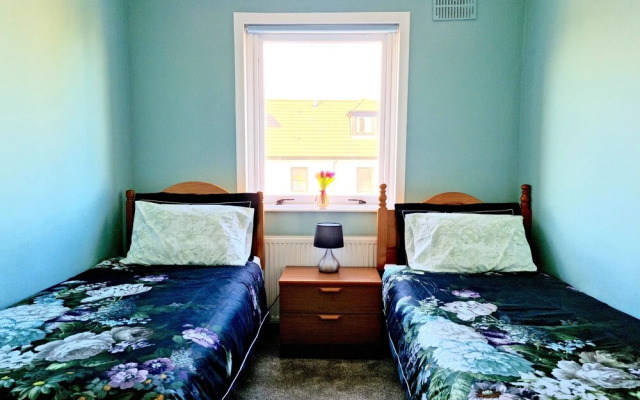 Bright 4 Bed Family Home by the Canal