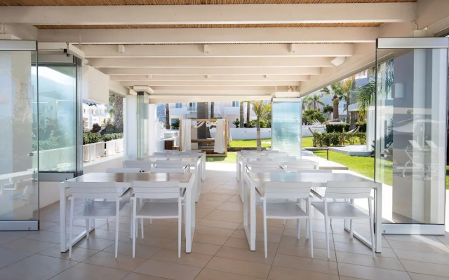 Akrogiali Beach Hotel