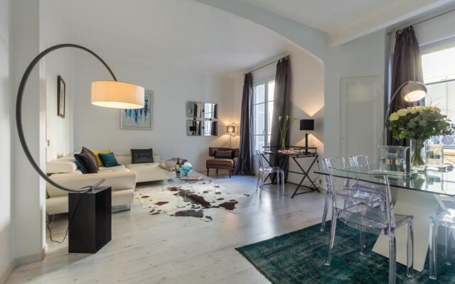 Centrally located modern 2 Bed apartment in Cannes with aircon and high ceilings and modern design 696