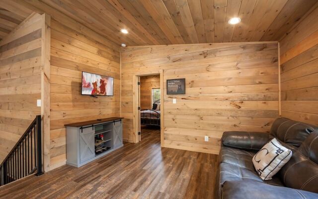 Creekside Manor Too 2 Bedroom Cabin by RedAwning