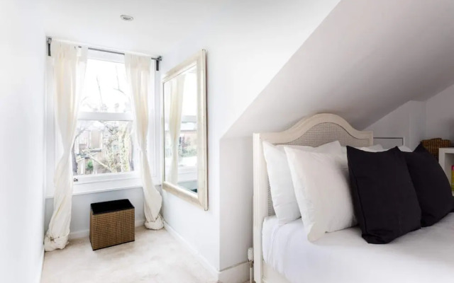 Bright Maida Vale Apartment