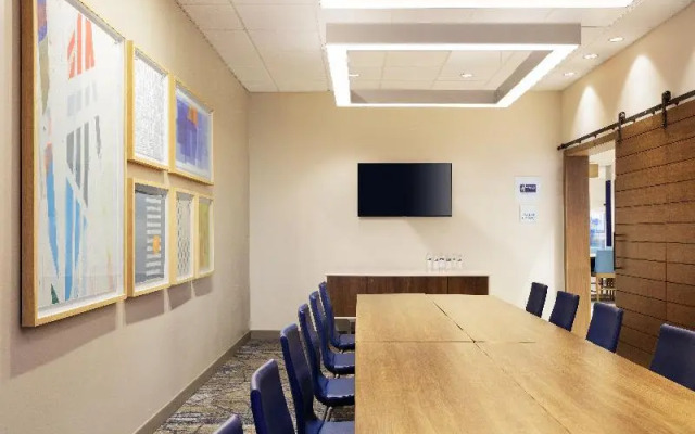 Holiday Inn Express & Suites Linden