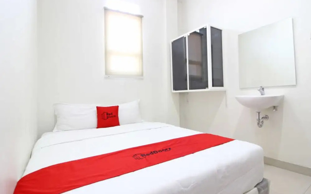 RedDoorz near RS Moewardi