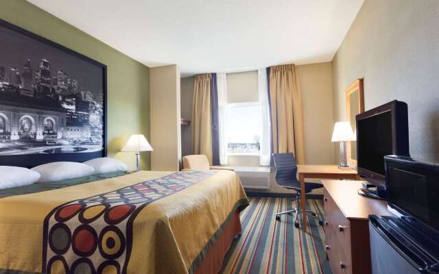 Super 8 by Wyndham Lees Summit