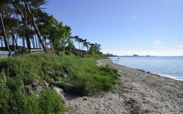 Roter Bungalow am Strand _50m_ _ O