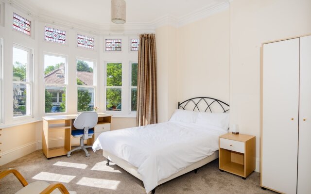 Spacious 4 Bedroom Home on Gloucester Road