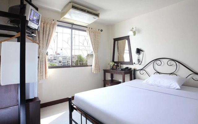 Rambuttri Village Inn & Plaza