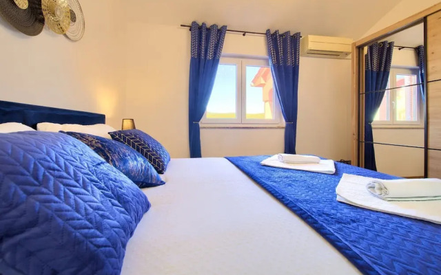 Elegant and Vibrant Apartment With Terrace and Sea View