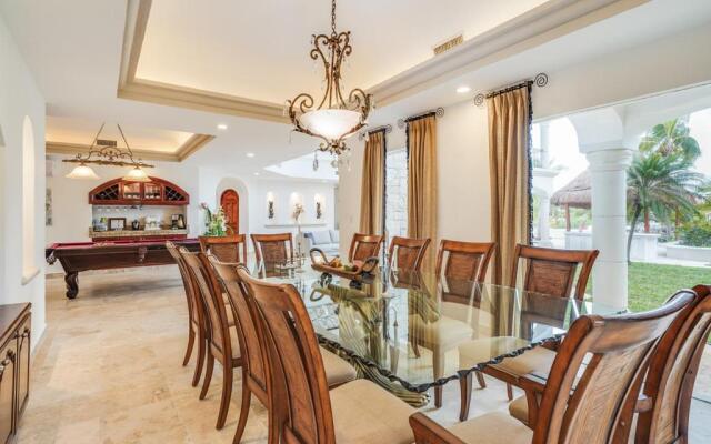 Lagoon & Beach Steps Away 5-bdrm Villa Elegancia