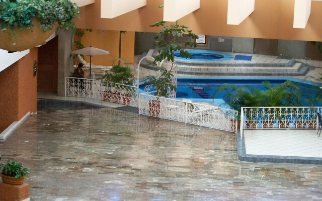 Country Plaza