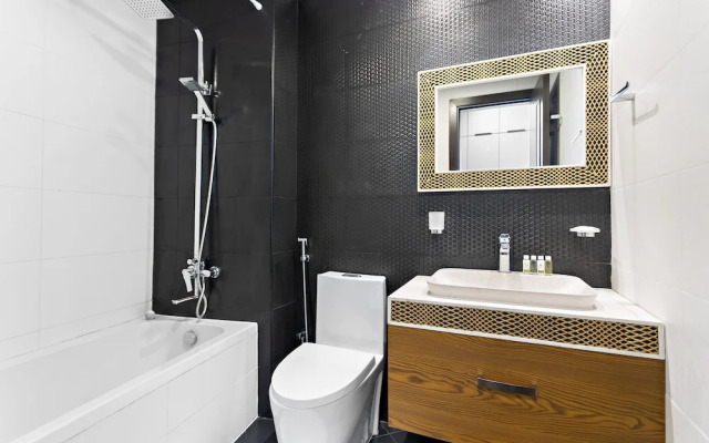 WelHome - Opulent Retreat With Panoramic Cityscape Views