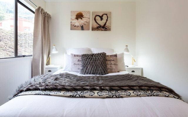 Beautiful Spacious Lake View City Townhouse