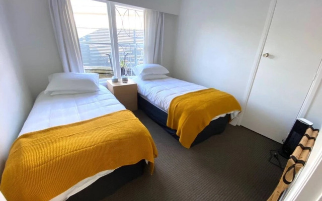 Lovely 2 Bedroom Apartment in Quiet Parnell
