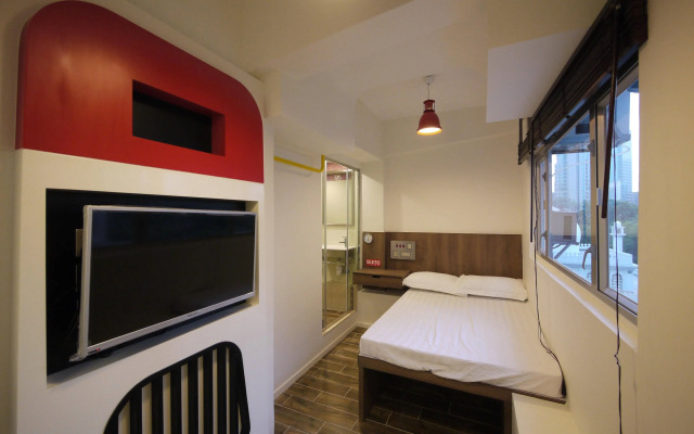 Panda's Hostel - Hot Dog Bus