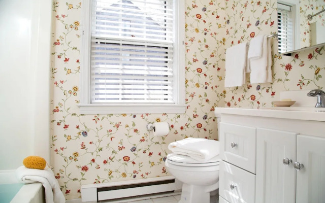 Seven Sea Street Inn