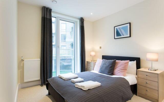 Luxurious Canary Gateway Serviced Apartment