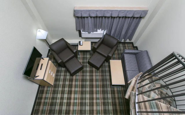 Ramada By Wyndham Edmonton Yellowhead Nw