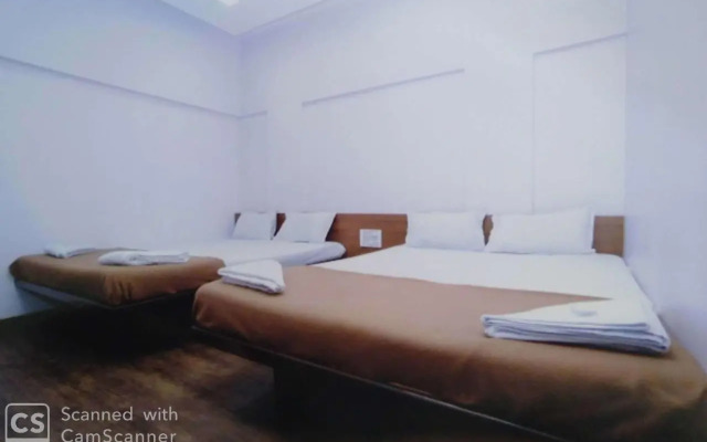 Rajhuns Deluxe Lodging