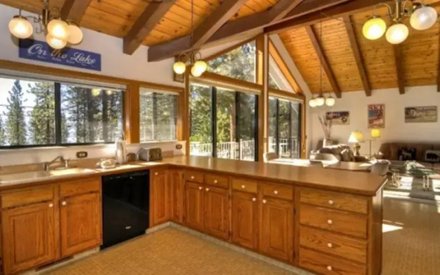 Lakeshore Boulevard Grand Retreat