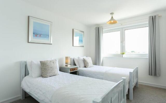 Tides - Beach Front Apartment in Bracklesham Bay