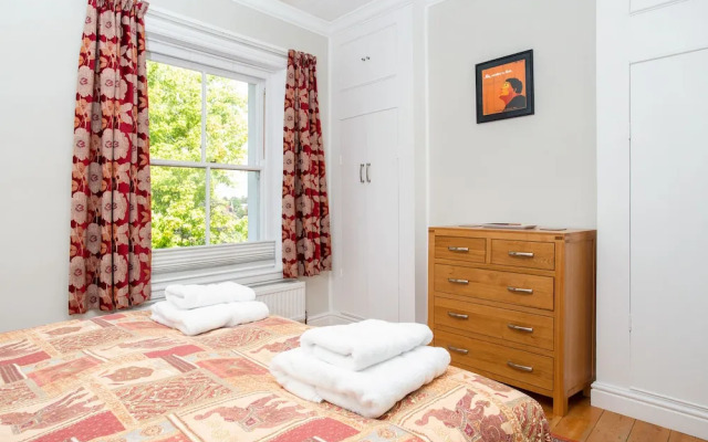 Peaceful Elevated Residential Area - Walk to City