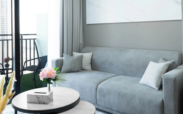 Keyrock Living - 1BR with Lake View