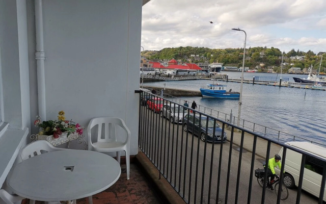 Bay View Esplanade Apartment Overlooking Harbour