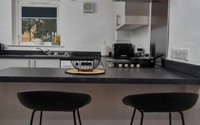 4 Bedroom, Free Parking, Contractors & Families