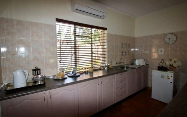 Wonderfully Spacious two Bedroom Cottage in a Quiet Secluded Area of Town on the Edge of the Bush - 1998