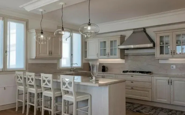Luxury Lakefront Onassis 1 by Apt24