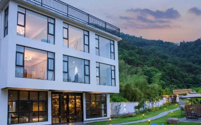 Yinzhu · Summer Star Pool · Mist-view Lakeside Family Homestay (Taohuatan Scenic Spot, Jingxian) – Outside – Xuancheng
