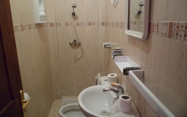 4 Bedroom Beach Side House Ref 1064