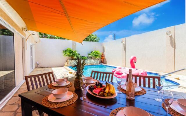 Large Villa With View! Private Pool Free Utilities!