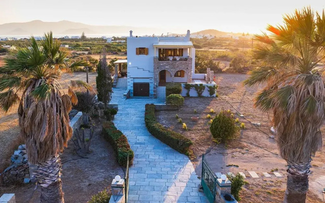 Villa Billia Cheerful 4 Bedroom Home w Ocean View